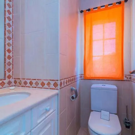 Sleeps 4 With Pool Air Con And Wifi *