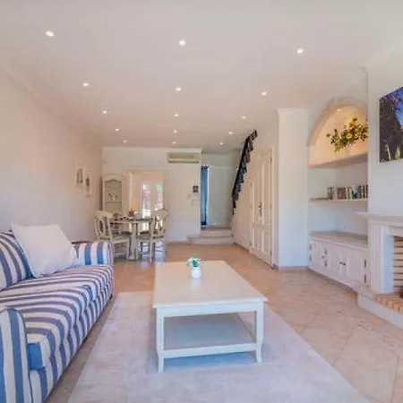 Villa Sleeps 4 With Pool Air Con And Wifi