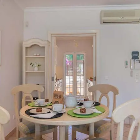 Villa Sleeps 4 With Pool Air Con And Wifi